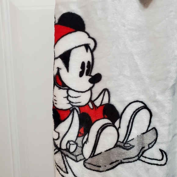 Disney Mickey and Minnie Mouse Plush Blanket Winter Sledding - Picture 8 of 15